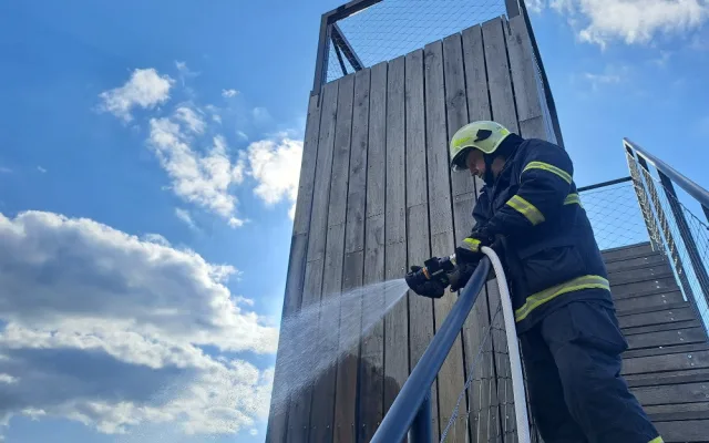 Hasiči cvičili zásah u lesního požáru, dnes zkušenosti využili naostro