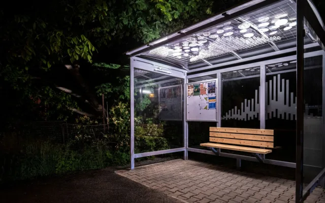 Světový unikát v Kamenickém Šenově. Město se chlubí dalšími skleněnými zastávkami