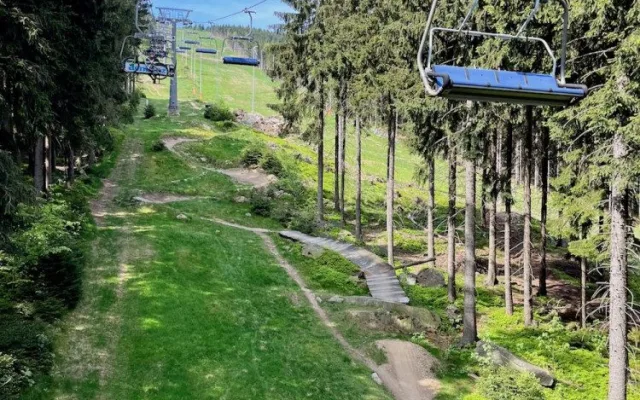 Skiareál Ještěd vyzývá návštěvníky bikeparku k užívání oficiálních tras