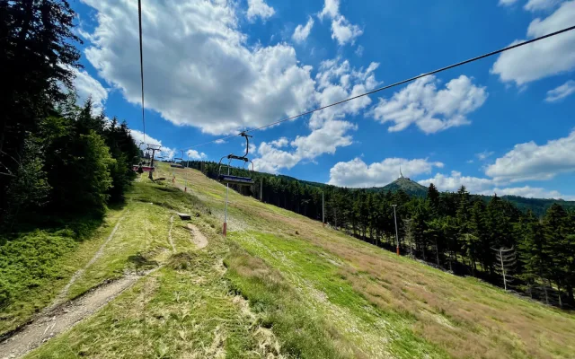 Skiareál Ještěd vyzývá návštěvníky bikeparku k užívání oficiálních tras