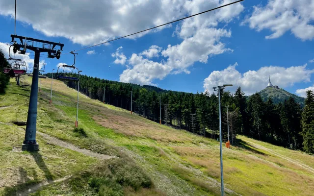 Skiareál Ještěd vyzývá návštěvníky bikeparku k užívání oficiálních tras
