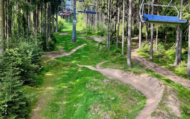Skiareál Ještěd vyzývá návštěvníky bikeparku k užívání oficiálních tras
