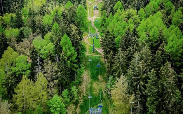 Skiareál Ještěd vyzývá návštěvníky bikeparku k užívání oficiálních tras
