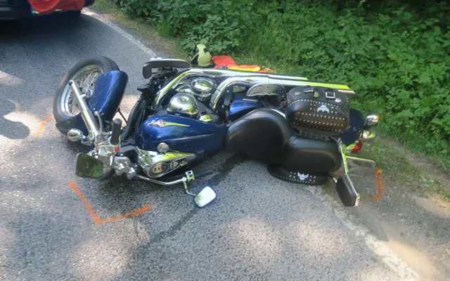 Za nehodu motorky mohl olej. Kdo jím silnici znečistil, zjišťuje policie