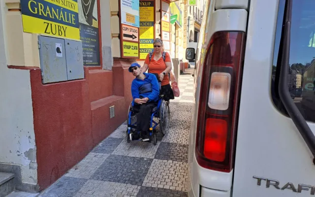 Nebezpečné díry, nesjízdná místa. Vyjeli jsme s vozíčkářem do centra