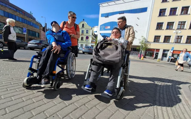 Nebezpečné díry, nesjízdná místa. Vyjeli jsme s vozíčkářem do centra