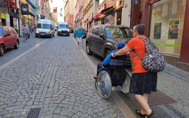 Nebezpečné díry, nesjízdná místa. Vyjeli jsme s vozíčkářem do centra