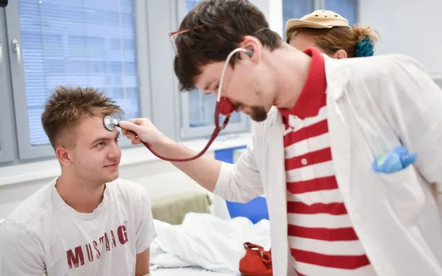 „Nikdy před tím jsem nedělal práci, u které bych byl tak silně vnitřně přesvědčený, že dává smysl,“ říká Zdravotní klaun Jakub Šafránek