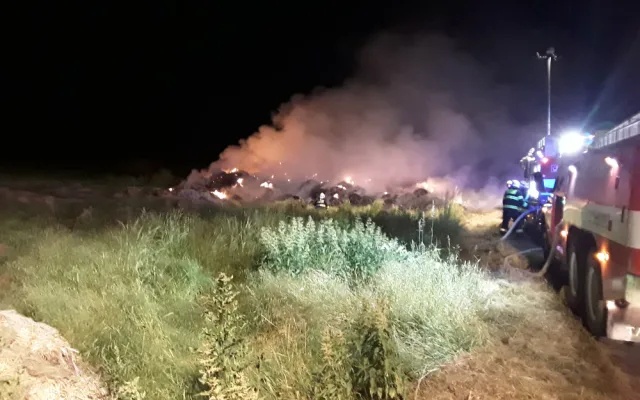 Požár stohu balíku ve Višňové zaměstnal uprostřed noci hasiče
