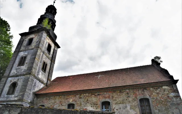 Kostel a okolní areál v Žibřidicích obec a dobrovolníci probouzí k životu