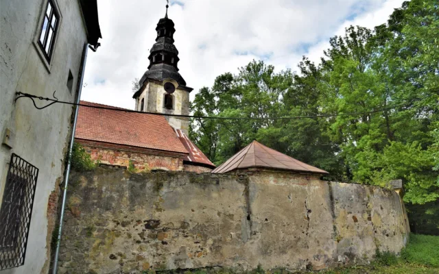 Kostel a okolní areál v Žibřidicích obec a dobrovolníci probouzí k životu