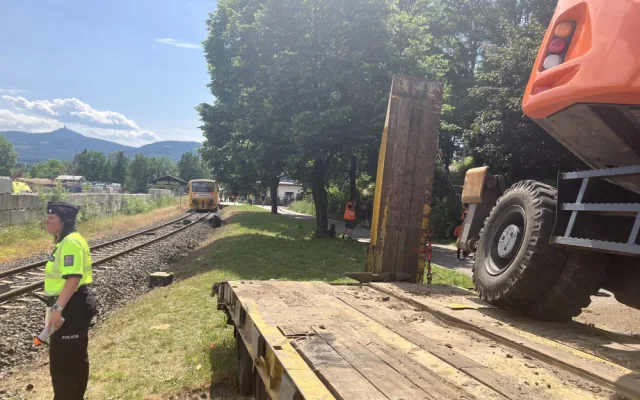 Na přejezdu ve Stráži se střetl vlak s nákladním autem, na místě jsou zranění