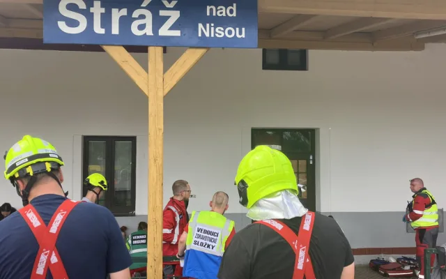 Na přejezdu ve Stráži se střetl vlak s nákladním autem, na místě jsou zranění