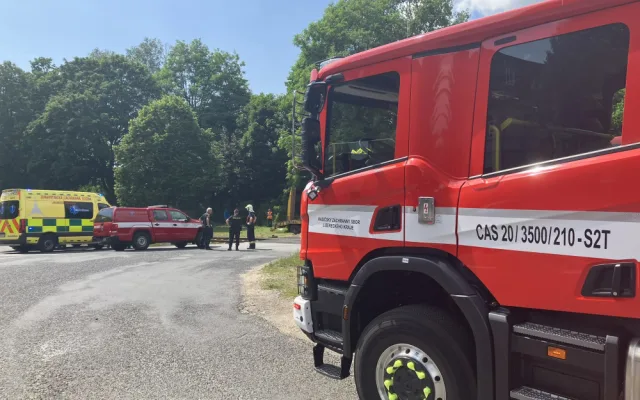 Na přejezdu ve Stráži se střetl vlak s nákladním autem, na místě jsou zranění