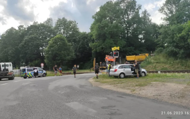 Video ze srážky vlaku s nákladním autem ve Stráži. Policie zjišťuje, zda fungovalo signalizační zařízení