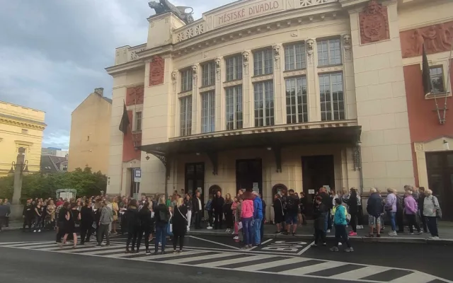 Vrabčáci i Jablonečané se loučili s Pavlem Žurem písní a potleskem