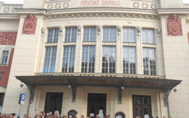Vrabčáci i Jablonečané se loučili s Pavlem Žurem písní a potleskem