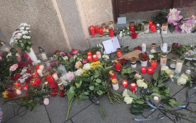 Vrabčáci i Jablonečané se loučili s Pavlem Žurem písní a potleskem