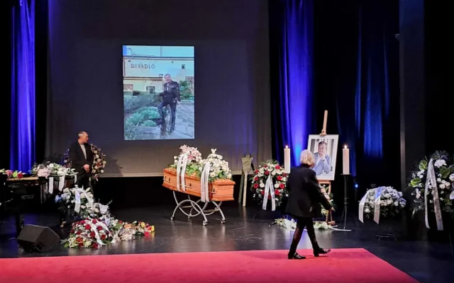 Jablonec se rozloučil s Pavlem Žurem. Lidé se řediteli poklonili v divadle