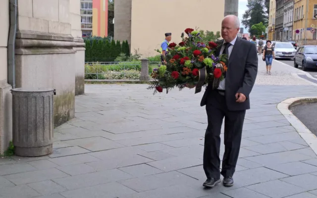 Jablonec se rozloučil s Pavlem Žurem. Lidé se řediteli poklonili v divadle