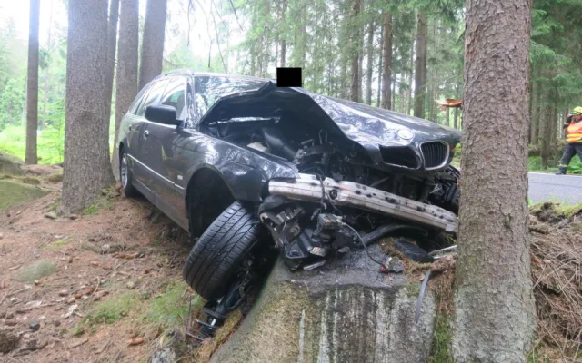 Řidiče přemohl mikrospánek a narazil s vozem do stromu a kamene