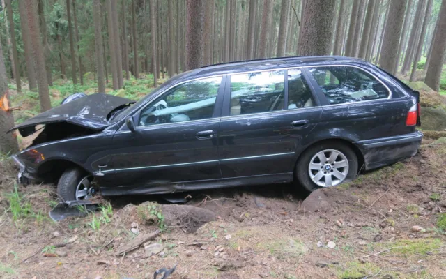 Řidiče přemohl mikrospánek a narazil s vozem do stromu a kamene