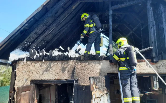 Hasiči v uplynulých dnech zápolili s požárem lesa i dřevěných staveb