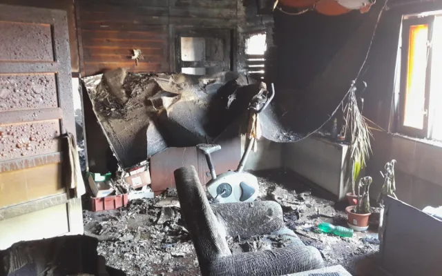 Hasiči v uplynulých dnech zápolili s požárem lesa i dřevěných staveb