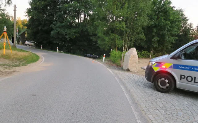 Motorkář vyrazil na cestu opilý a bez helmy. Jízda skončila karambolem