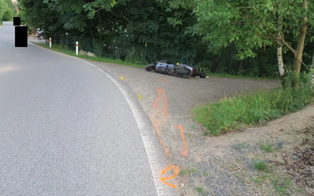 Motorkář vyrazil na cestu opilý a bez helmy. Jízda skončila karambolem