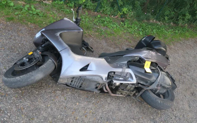 Motorkář vyrazil na cestu opilý a bez helmy. Jízda skončila karambolem
