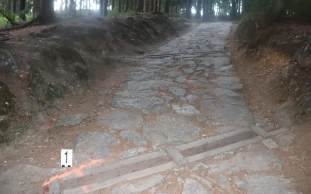 Turistku zranil valící se pivní sud, uvolnil se z přívěsného vozíku