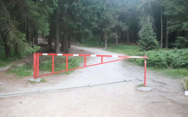Turistku zranil valící se pivní sud, uvolnil se z přívěsného vozíku