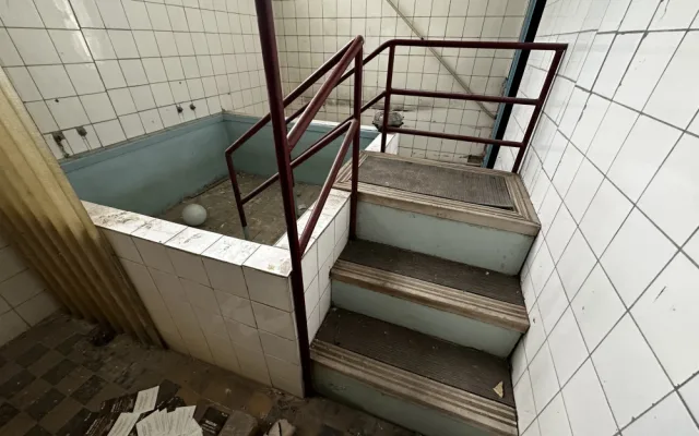 V Jablonci začali vyklízet tuny odpadu z léta nevyužívaných městských lázní