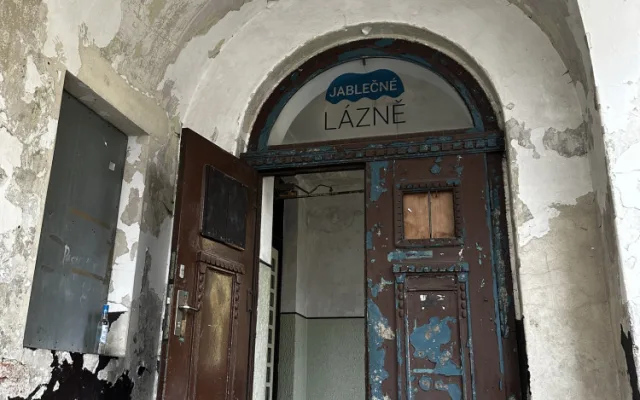 V Jablonci začali vyklízet tuny odpadu z léta nevyužívaných městských lázní