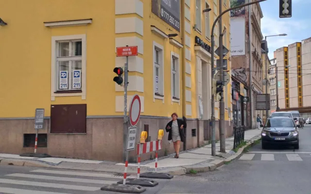 Husovkou neprojedete, uzavírka části ulice potrvá do druhé půlky srpna