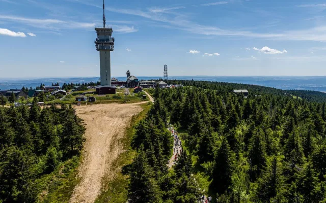 Na premiérový závod Běhej lesy na Klínovci si našlo cestu přes 1 600 běžců