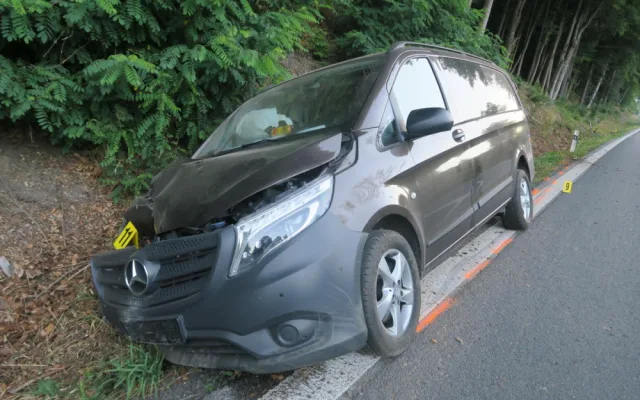 Zdemolované auto, porušení zákazu i karambol na kole. Za vším byl alkohol