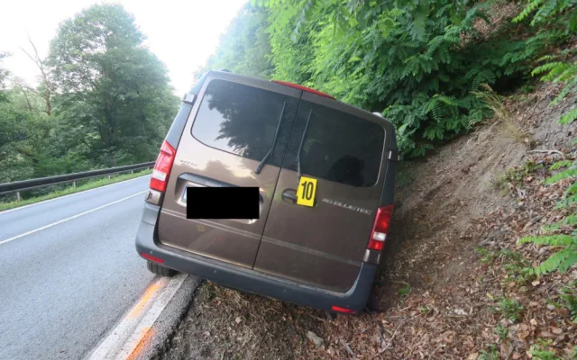 Zdemolované auto, porušení zákazu i karambol na kole. Za vším byl alkohol