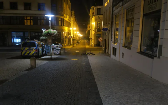 Zdemolované auto, porušení zákazu i karambol na kole. Za vším byl alkohol