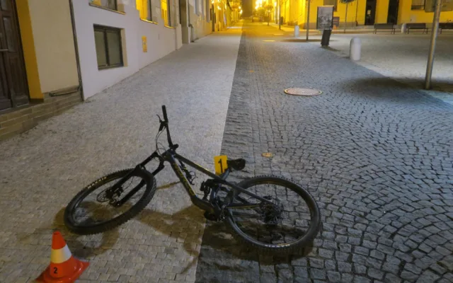 Zdemolované auto, porušení zákazu i karambol na kole. Za vším byl alkohol