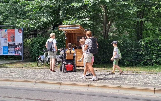 Květinářce nechybí odvaha a nadšení. Samoobslužný stánek v Liďákách frčí