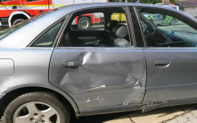 Řidička si nevšimla malého motorkáře a vjela mu rovnou do cesty