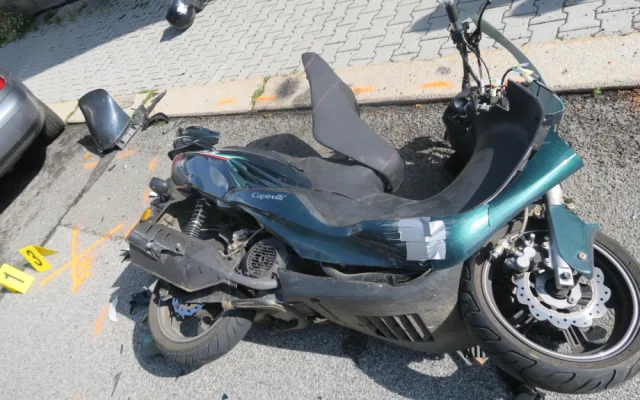 Řidička si nevšimla malého motorkáře a vjela mu rovnou do cesty