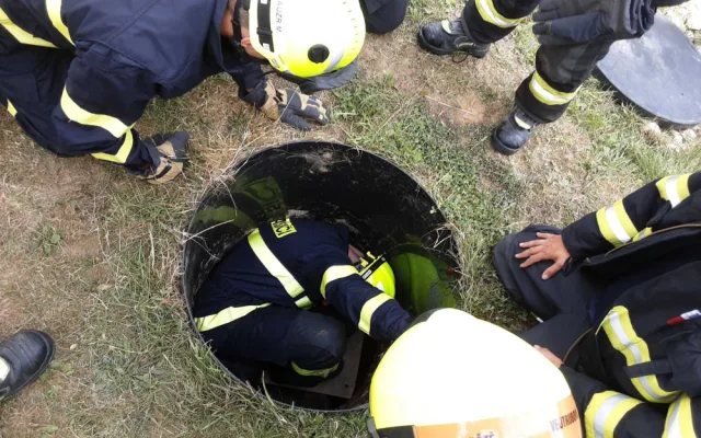 Hasiči zachránili psa, který uvízl v septiku. Zvládli to za pět minut