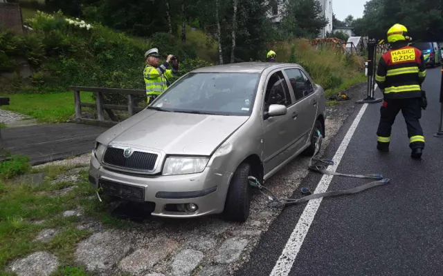 Auto uklouzlo na mokré silnici a zapadlo do potoka. Nikdo se nezranil