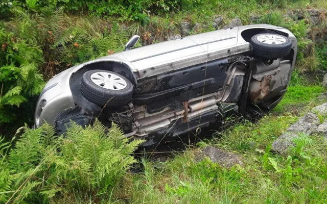 Auto uklouzlo na mokré silnici a zapadlo do potoka. Nikdo se nezranil