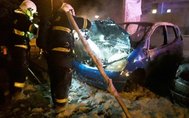 Na Kunratické v noci hořela dvě zaparkovaná auta, moc z nich nezbylo