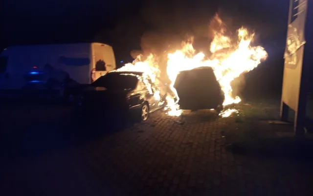 Na Kunratické v noci hořela dvě zaparkovaná auta, moc z nich nezbylo