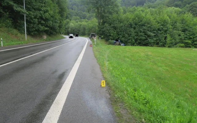 Řidičku přemohl mikrospánek, s autem se překlopila do betonového propustku